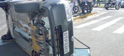 Automóvel fica de rodas ao ar em rotatória
