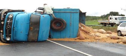 Caminhão tomba e esparrama carga na rodovia SP-320