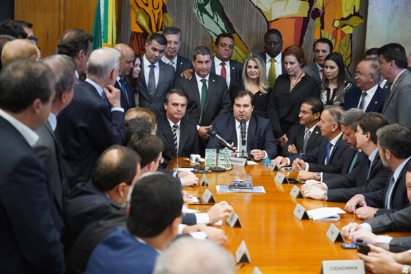 O presidente Jair Bolsonaro ao lado do presidente da Câmara, Rodrigo Maia, nesta terça-feira (4), durante entrega de projeto que altera regras da CNH — Foto: Pablo Valadares/Câmara dos Deputados