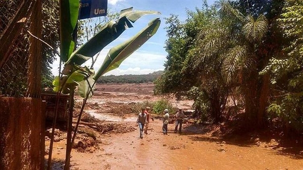 Barragem de rejeitos da mineradora da Vale se rompe e atinge Brumadinho (Foto: Divulgação/Corpo de Bombeiros)