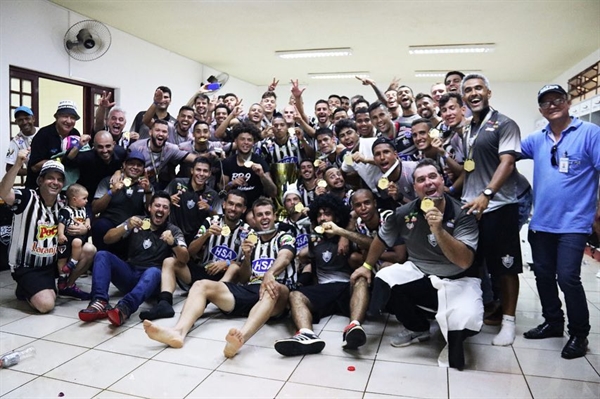 Jogadores, diretoria e comissão técnica comemoram a conquista da Copa Paulista 2018 (Foto: Rafael Nascimento/CAV)