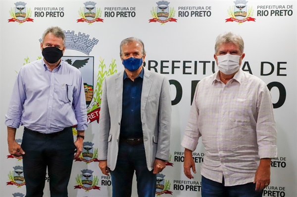 O prefeito Edinho Araujo, de Rio Preto, recebeu ontem, em seu gabinete, o prefeito de Votuporanga Jorge Augusto Seba e o superintendente regional da CDHU Osvaldo Carvalho. (Foto: Arquivo pessoal)