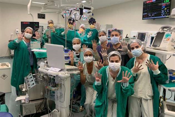 Equipe de transplante de coração do HCM comemora a nona cirurgia da instituição, em Maria Fernanda (Foto: Divulgação/Funfarme)