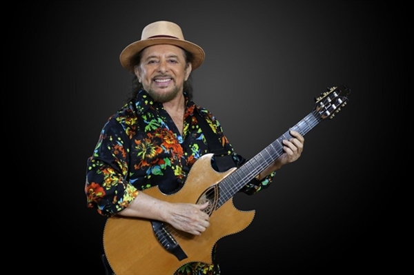Cantor, compositor e violonista com mais de 50 anos de trajetória artística se apresenta no ginásio com o show ‘Voz & Violão’ (Foto: Divulgação Sesc)