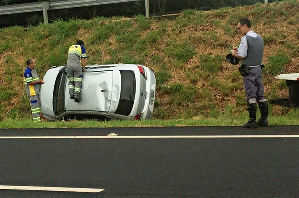 Automóvel com três pessoas capota na pista perto de Ecatu