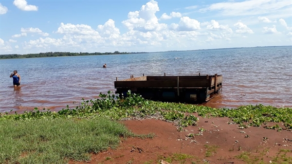 Barco virou no Rio Paraná em Rubinéia e idosa morreu afogada  (Foto: Arquivo Pessoal)