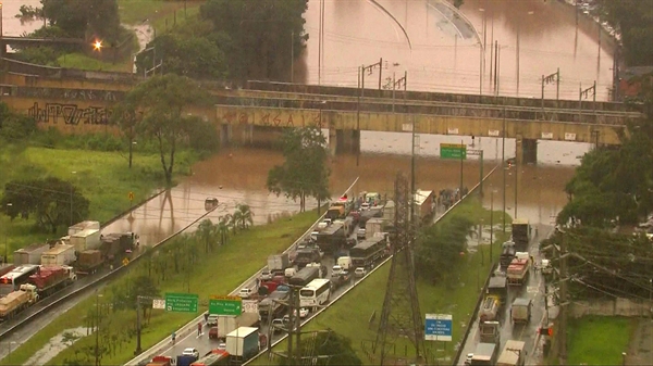 Chuva deixa ponto intransitável na Marginal Tietê perto da Ponte do Piqueri em São Paulo (Foto: Reprodução/TV Globo)