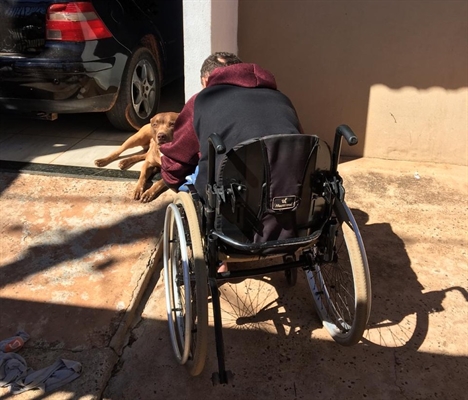 Cadeirante se despede do cachorro antes de ser preso em Bálsamo — Foto: Divulgação/Polícia Civil