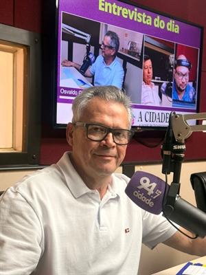 Osvaldo Carvalho, assessor do deputado Carlão Pignatari, esteve ontem na Cidade FM para fazer o convite para o Pet Day (Foto: A Cidade)