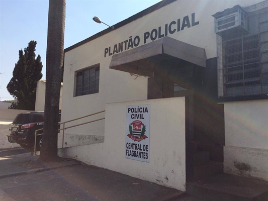 Ambos foram conduzidos para a Central de Flagrantes de Votuporanga, onde foram ouvidos e liberados em seguida (Foto: Aline Ruiz/A Cidade)