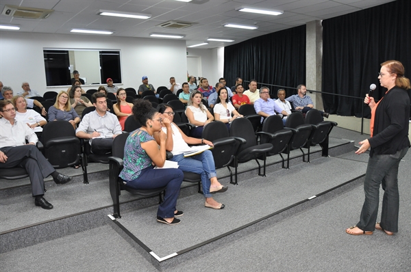 Primeira-dama reuniu representantes de entidades para definir detalhes do evento (Foto: Prefeitura de Votuporanga)