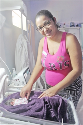 Alien Cristina cuida de sua bebê Sophia e também doa leite materno para serem destinados para outros bebês (Foto: Santa Casa)