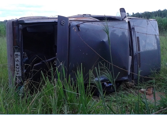 Automóvel capota e arrebenta cerca na estrada do Carrilho