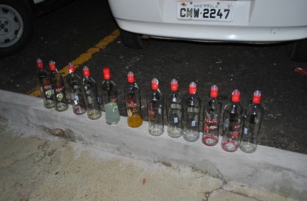Os menores foram flagrados ingerindo bebidas alcoólicas