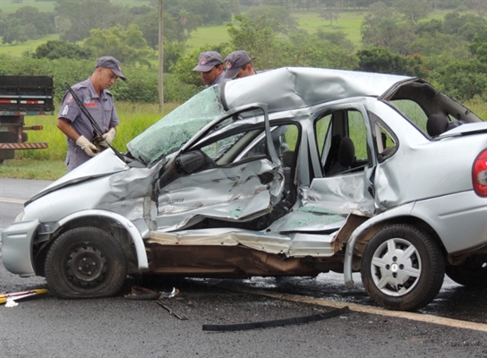 Colisão de caminhão e carro mata duas pessoas no trevo de Parisi
