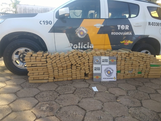 Após contagem e pesagem, foram apreendidos 560 tabletes de maconha, totalizando 373 quilos da droga (Foto: Divulgação/Polícia Rodoviária)