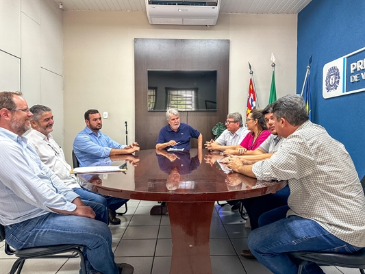 O prefeito Jorge Seba se reuniu ontem com representantes da RSM, nova empresa que irá cuidar da iluminação pública (Foto: Prefeitura de Votuporanga)