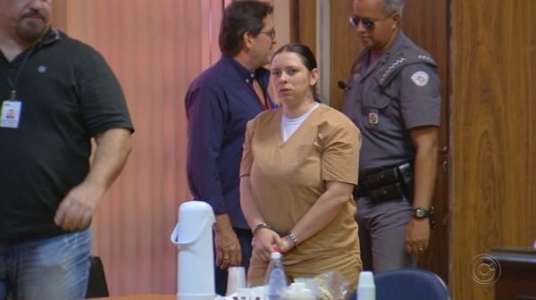 Andressa chega para o julgamento em Rio Preto — Foto: Reprodução/TV TEM