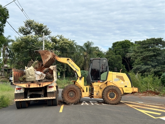Já foram recolhidos mais de dez caminhões de materiais inservíveis que poderiam servir de criadouro do mosquito da dengue (Foto: Prefeitura de Votuporanga)