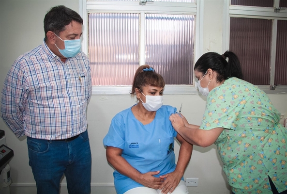 A primeira a receber a dose imunizante é a técnica de enfermagem Lenirce Neves Muller Leite, de 52 anos, que trabalha há 21 anos no município (Foto: Prefeitura de Valentim Gentil)