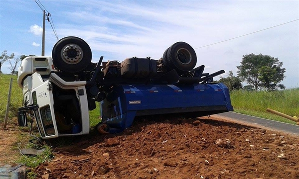 Caminhão da Prefeitura tomba em vicinal