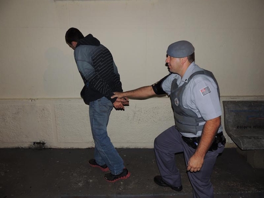 PM prende jovem com escopeta e pistola israelense