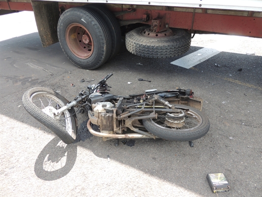 Motociclista fica ferido em colisão de moto e caminhão