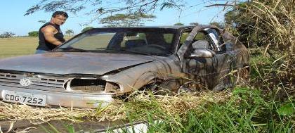Carro sai da pista e capota na vicinal 