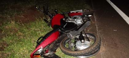 Motocicleta bate forte com carro em rodovia