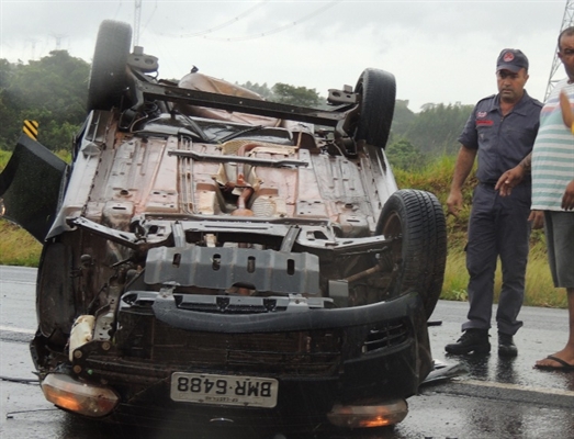 Veículo sai da pista, bate em caminhão e deixa um ferido