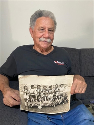 Santa Fé com uma invejável folha de serviço prestado a Votuporanga como político, carnavalesco e esportista. Ele marcou presença na Sessão Solene. (Foto: A Cidade)