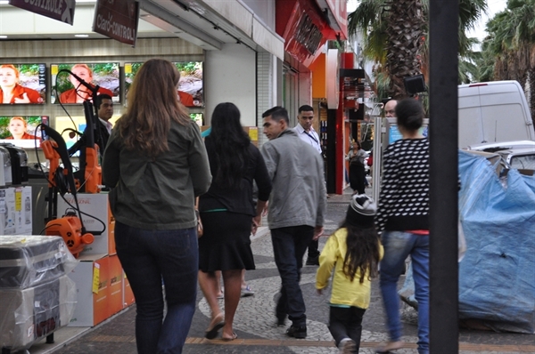 Ontem, as pessoas que saíram cedo para trabalhar tiveram que se agasalhar do frio  (Foto: A Cidade)