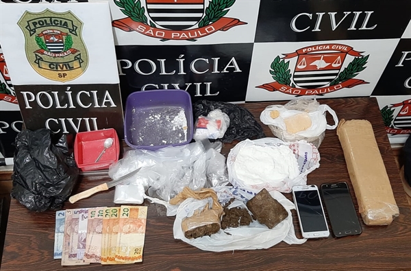 Os agentes da Dise apreenderam crack, maconha, cocaína, dinheiro, entre outros objetos  (Foto: Divulgação/Dise)