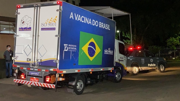 Doses da CoronaVac chegaram ao HB de Rio Preto na noite desta segunda-feira (Foto: Fernando Daguano/TV Tem)