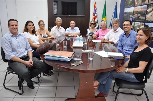 Reunião com membros do Comdephaact foi realizada no gabinete do prefeito Dado (Foto: Prefeitura de Votuporanga)