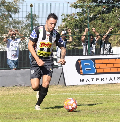 Contratado para ser o homem-gol do CAV, Caio Mancha se machucou no início do jogo  (Foto: Rafael Bento/CAV)
