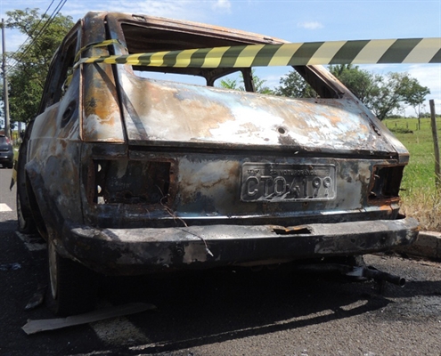 Fogo destrói Fiat 147 na avenida Onofre de Paula