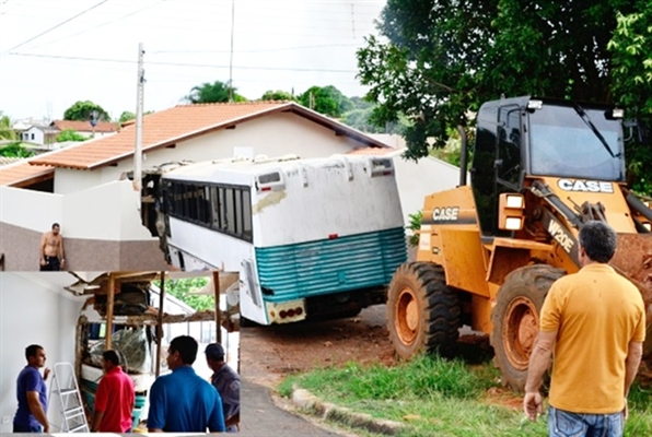 Ônibus descontrolado derruba parede  e fica dentro de casa 