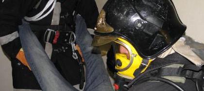 Bombeiros simulam combate ao fogo e salvamento 