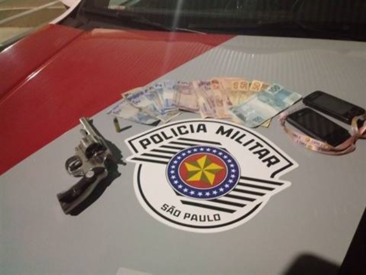 Com eles foram apreendidos R$ 367 em dinheiro, além de um revólver calibre .32 com uma munição (Foto: Divulgação/Polícia Militar)