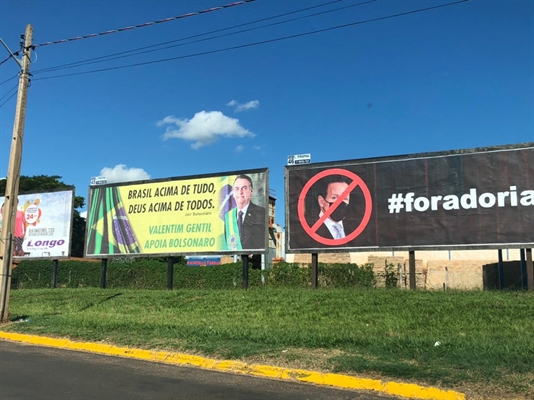 Peças foram instaladas na entrada da cidade (Foto: A Cidade) 