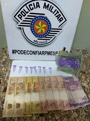 Foram apreendidos diversos pinos de cocaína, dinheiro e materiais de armazenamento da droga (Foto: Divulgação/Polícia)