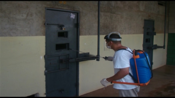 Aplicação de produto em porta de cela da penitenciária de Riolândia (Foto: Reprodução)