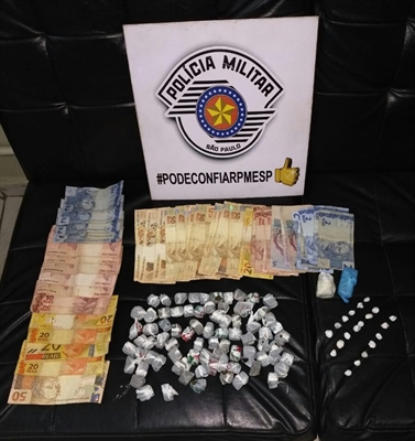 Os policiais da Força Tática apreenderam diversas porções de maconha e crack, além de certa quantia em dinheiro (Foto: Divulgação/Polícia Militar)