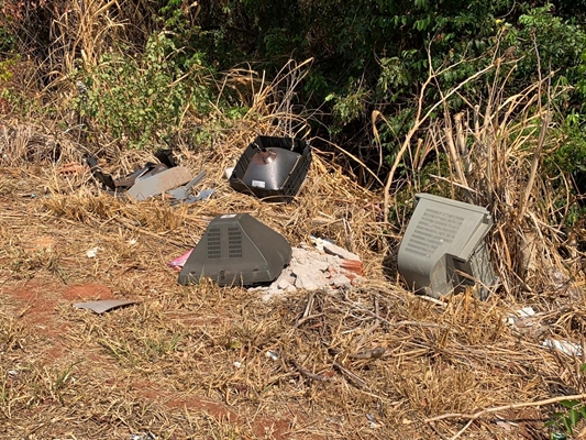 Trecho da avenida Jerônimo Figueira da Costa no bairro Pozzobon está sendo usado como descarte de lixos e objetos sem uso  (Foto: A Cidade)