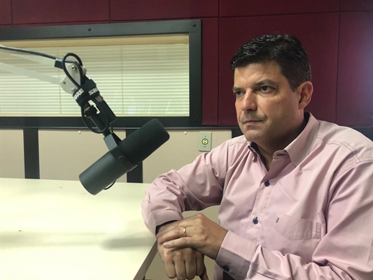 Médico geriatra Luciano Melo participou de uma entrevista nesta segunda-feira no Jornal da Cidade (Foto: A Cidade)