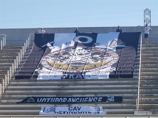 Torcida organizada da Votuporanguense faz bandeirão em apoio ao clube para a estreia na A3  (Foto: Divulgação/TOV)