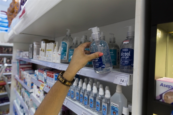 Há falta de álcool em gel nas prateleiras das farmácias (Foto: Reprodução/Internet)