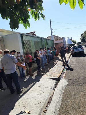 Primeiro dia de vacinação dos professores é marcado por filas no centro de vacinação, na rua Santa Catarina, em frente a Secretaria de Saúde (Foto: Arquivo pessoal) 