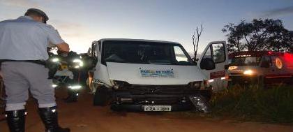 Violento acidente deixa três pessoas feridas